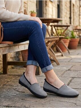 Skechers BOBS Memory Foam Slip-On in Black and Gray size 6